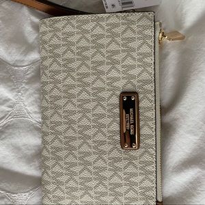 Authentic BRAND NEW Michael Kors Adele Wristlet